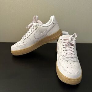 AIR FORCE 1 LO WMNS
"PEARL PINK/GUM"
Size 7W